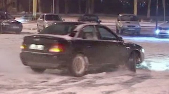 Distracţie pe timp de iarnă: plimbare cu sania legată de maşină şi drifturi